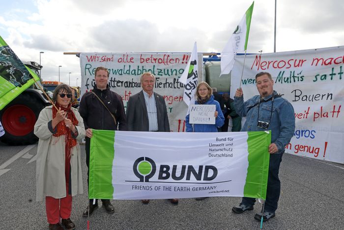 Mitglieder der BUND Kreisgruppe Wilhelmshaven mit dem BUND Landesvorsitzenden Heiner Baumgarten (Mitte) unterstützten den Bauernprotest am Braker Hafen. Foto: BUND