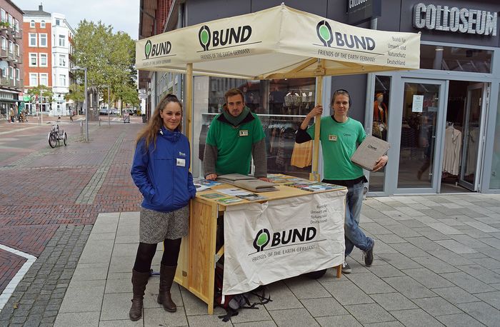 Junge Aktive vom BUND Bundesverband informieren in der Wilhelmshavener Fußgängerzone. Foto: BUND / Büscher
