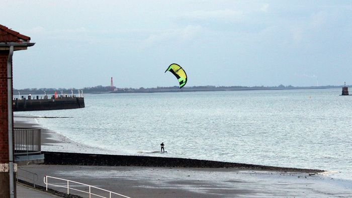 Kitesurfer am Wilhelmshavener Südstrand. Foto: BUND