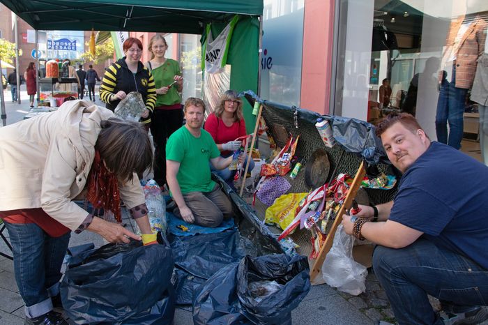 BUND-Mitglieder erschaffen eine Plastik aus Plastik. Foto: BUND